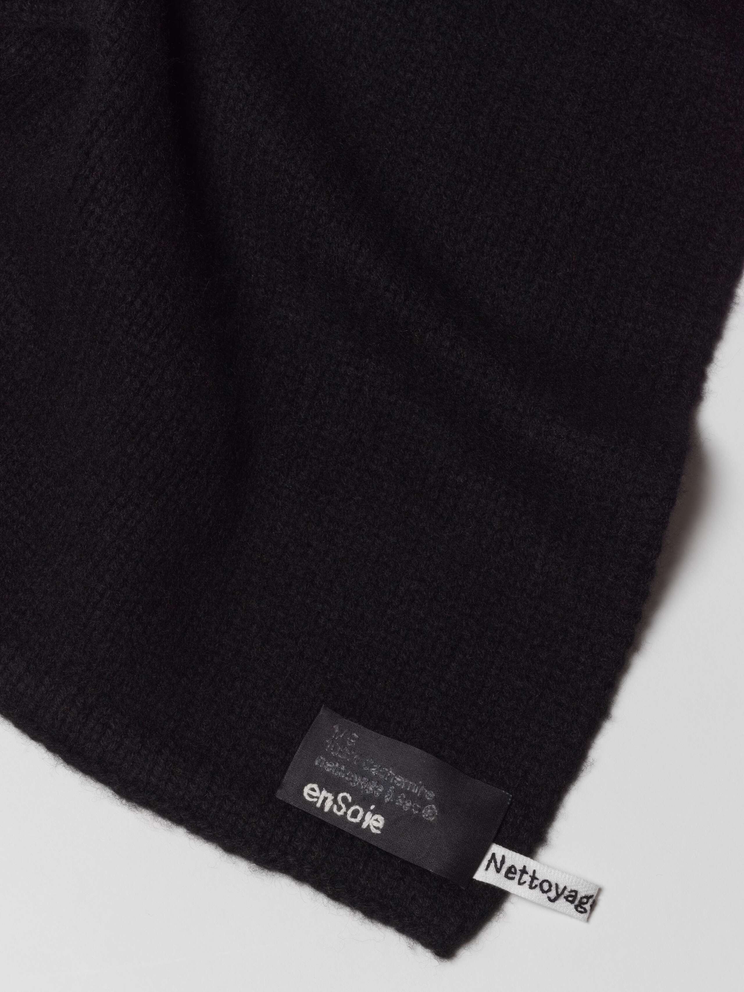 Picture of a detail of a black cashmere scarf