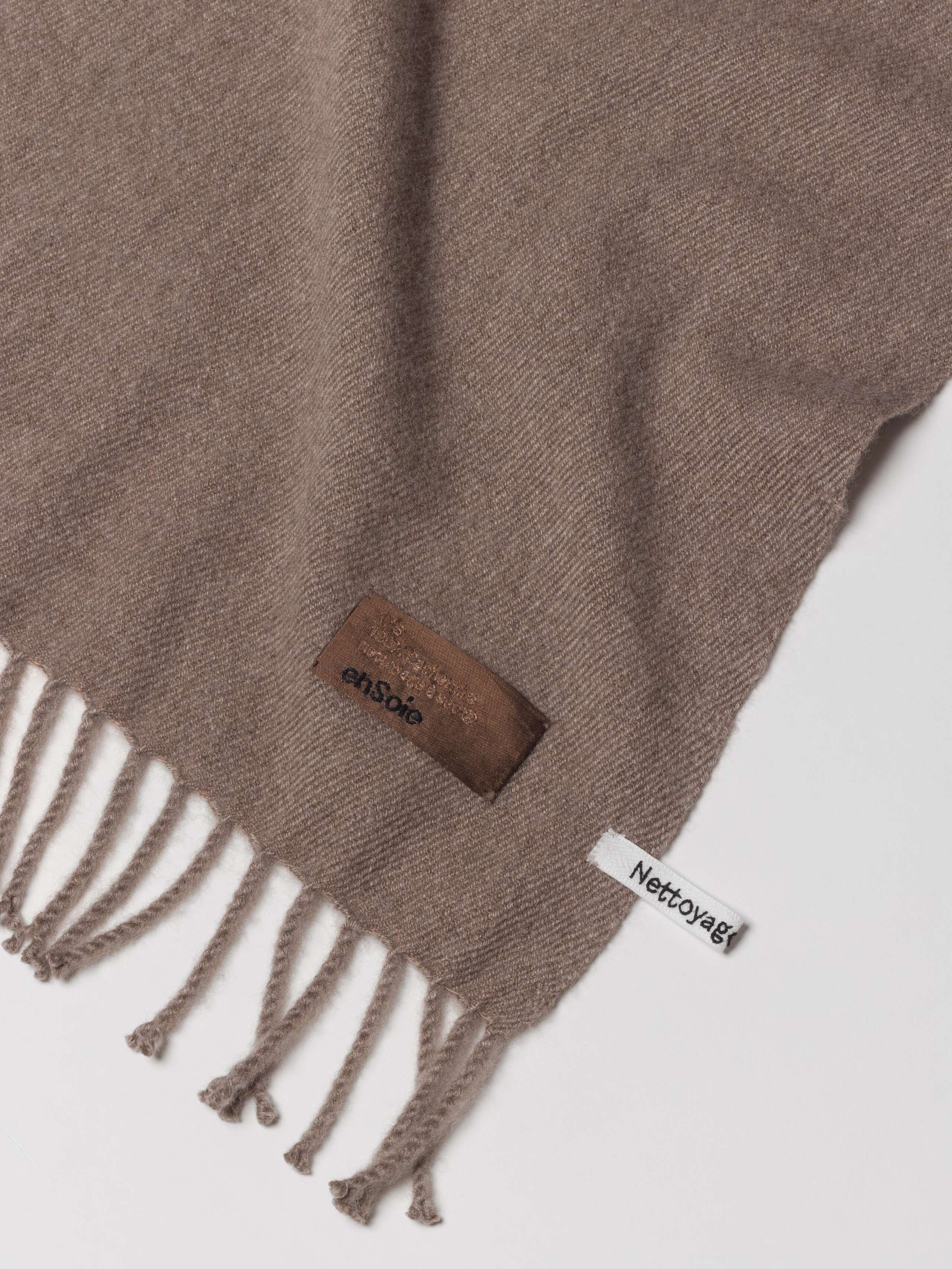 Picture of a detail of a beige cashmere stole