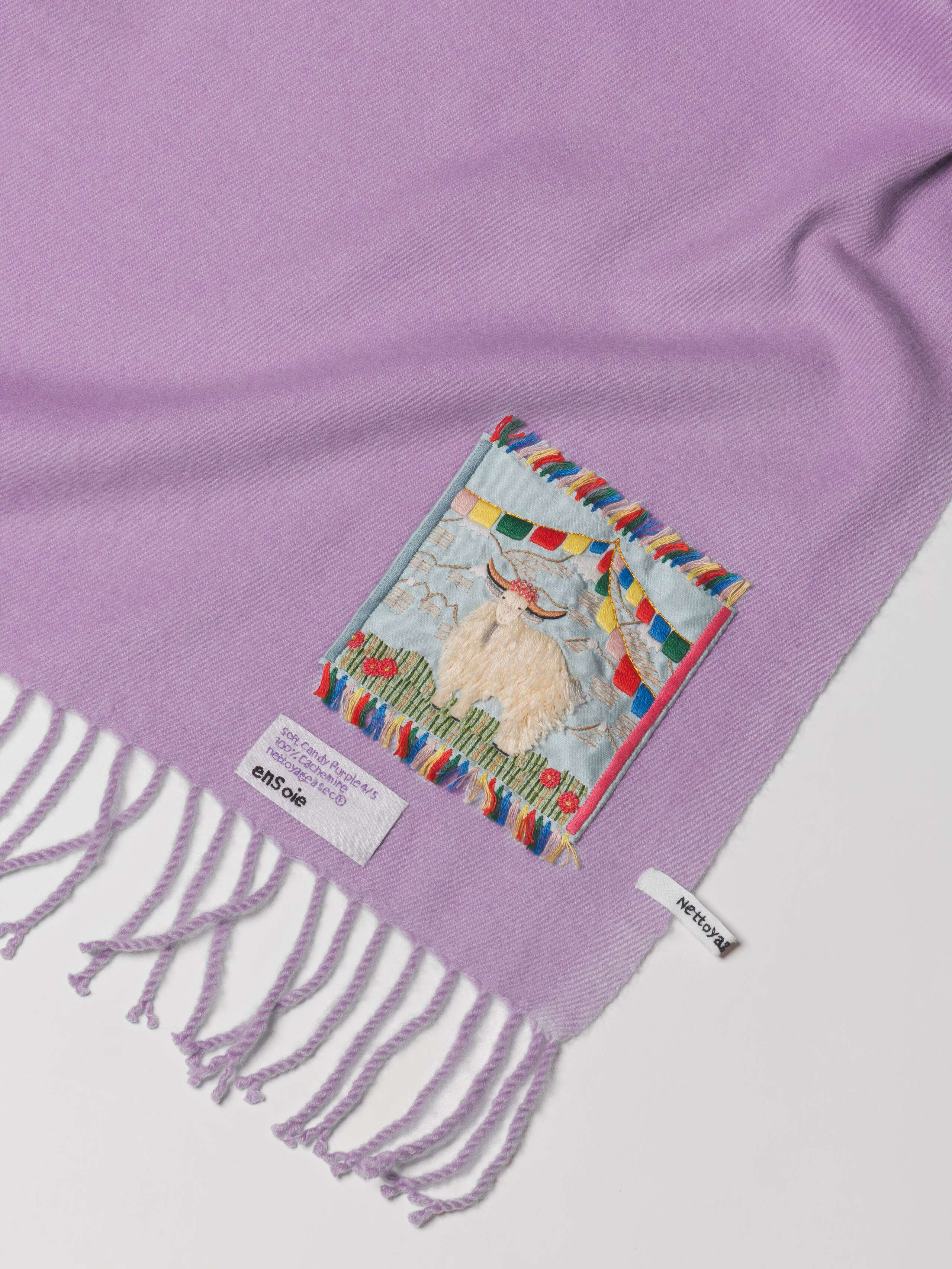 Picture of a detail of a purple cashmere stole
