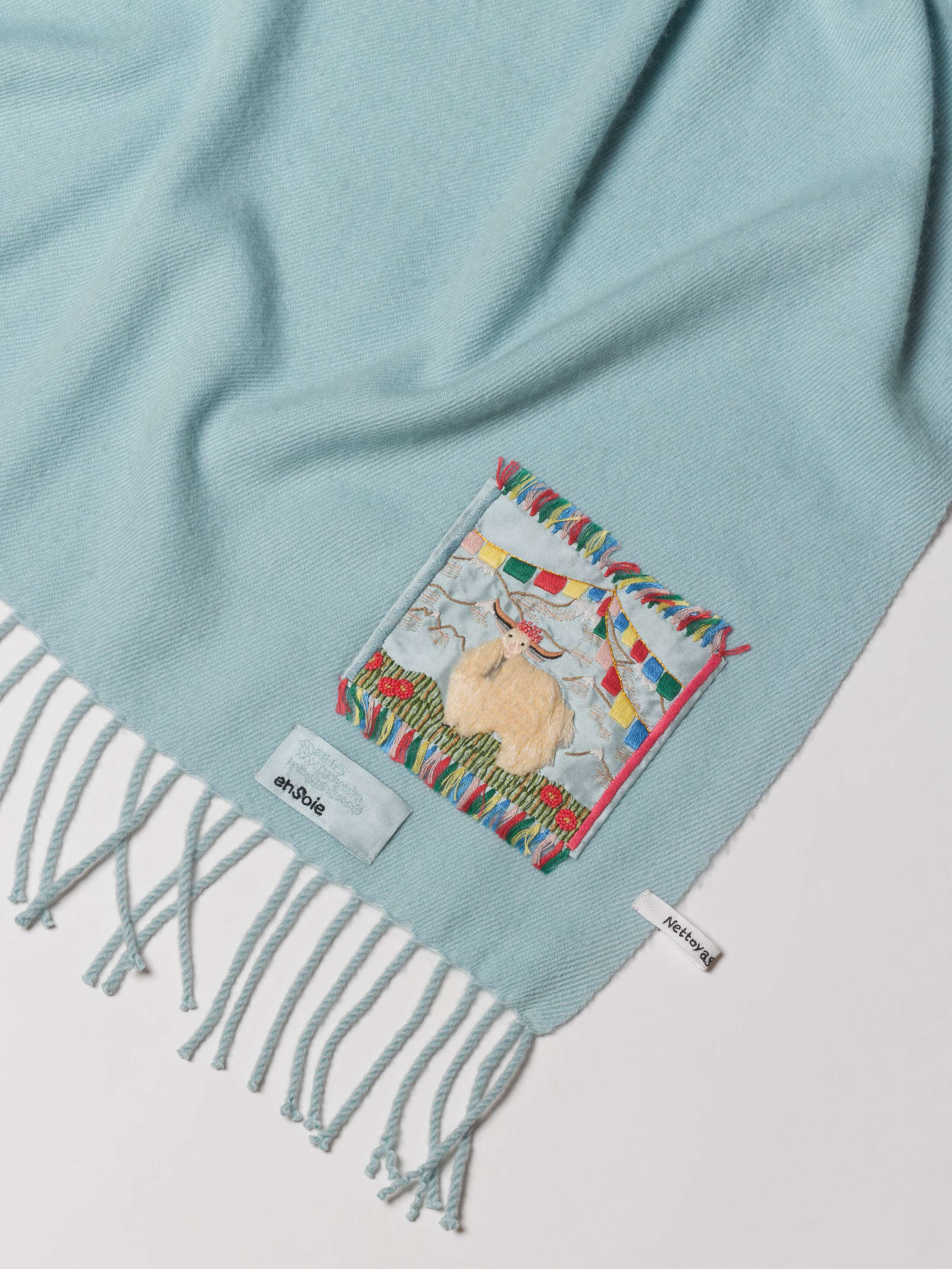 Picture of a detail of a blue cashmere stole