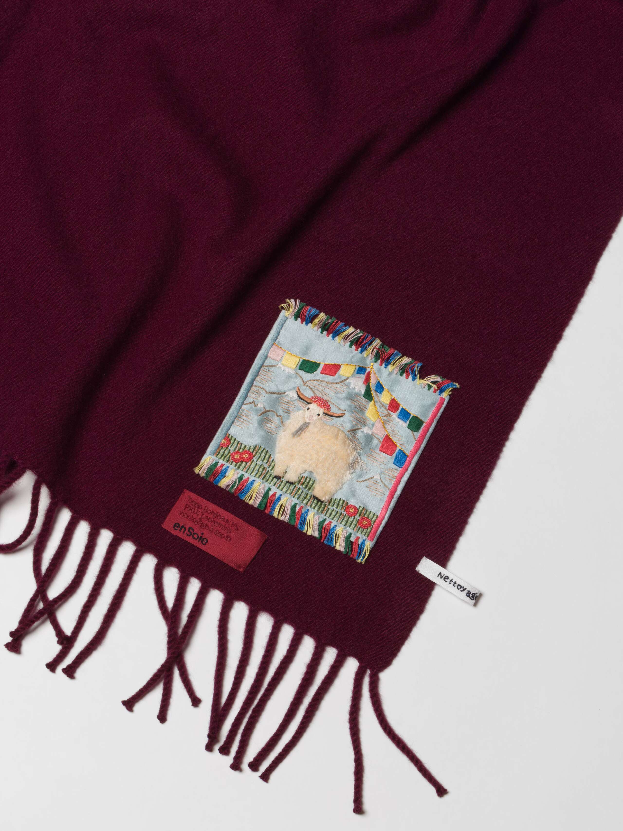 Picture of a detail of a red cashmere stole