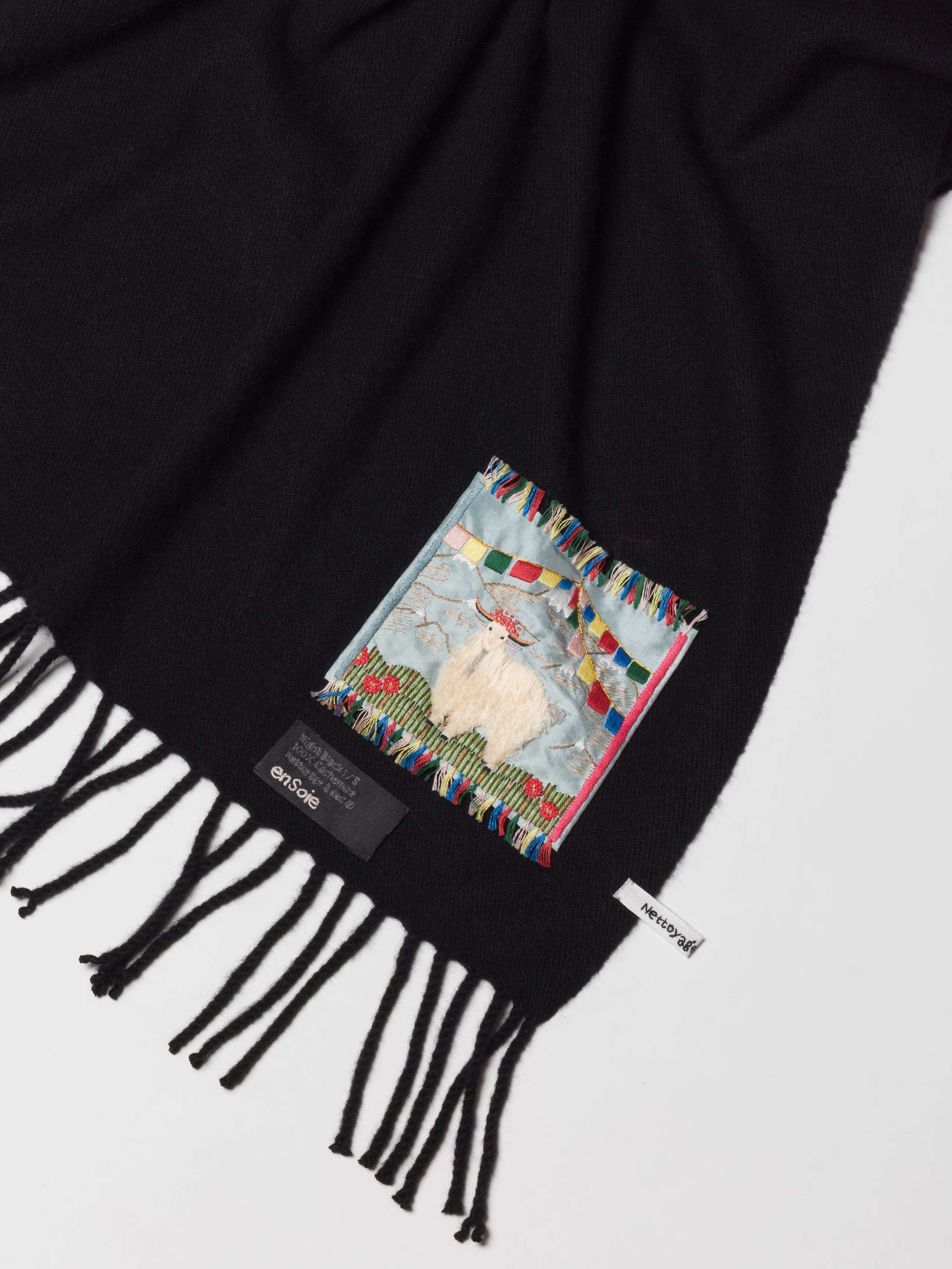 Picture of a detail of a black cashmere stole