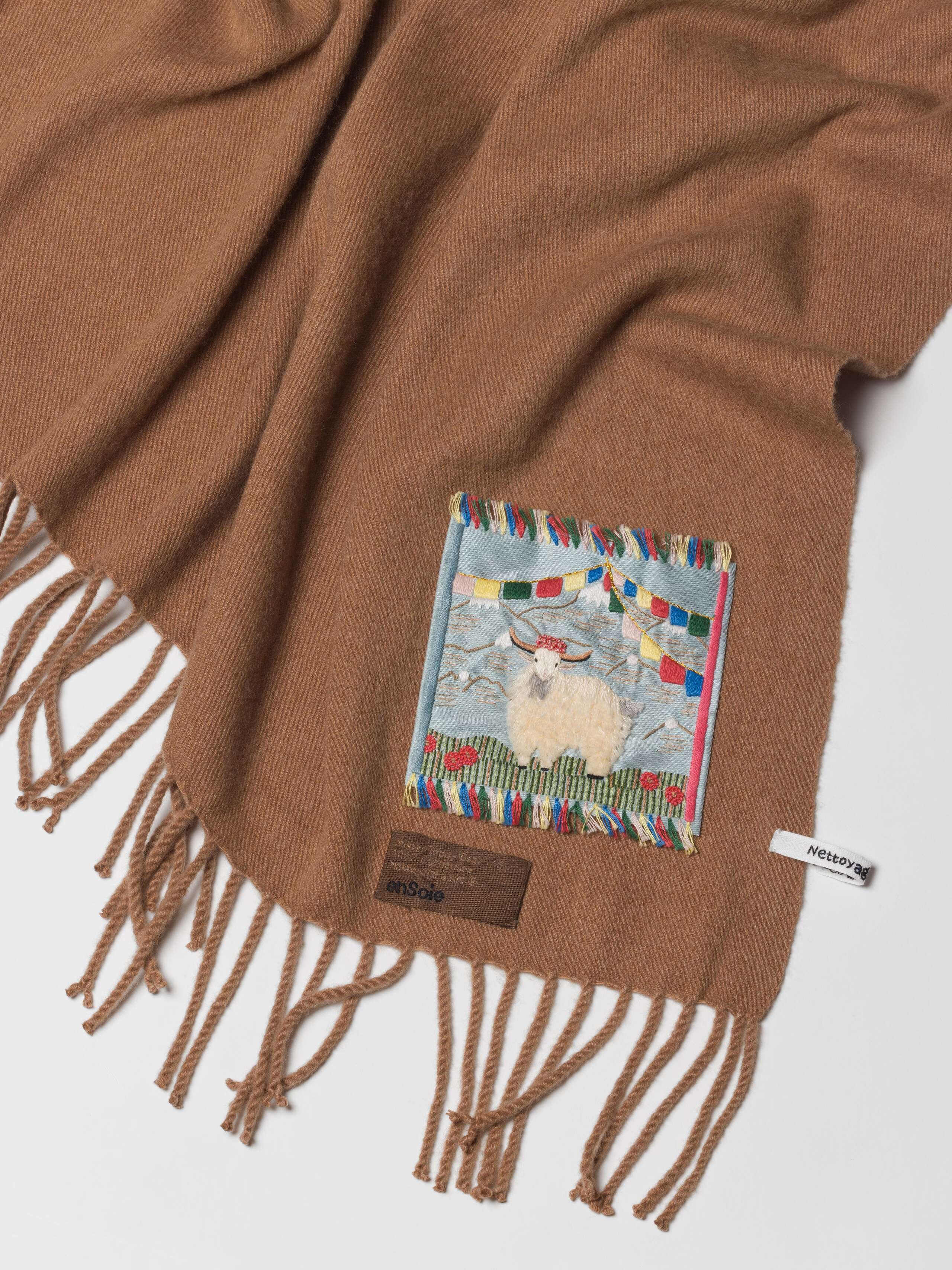 Picture of a detail of a beige cashmere stole