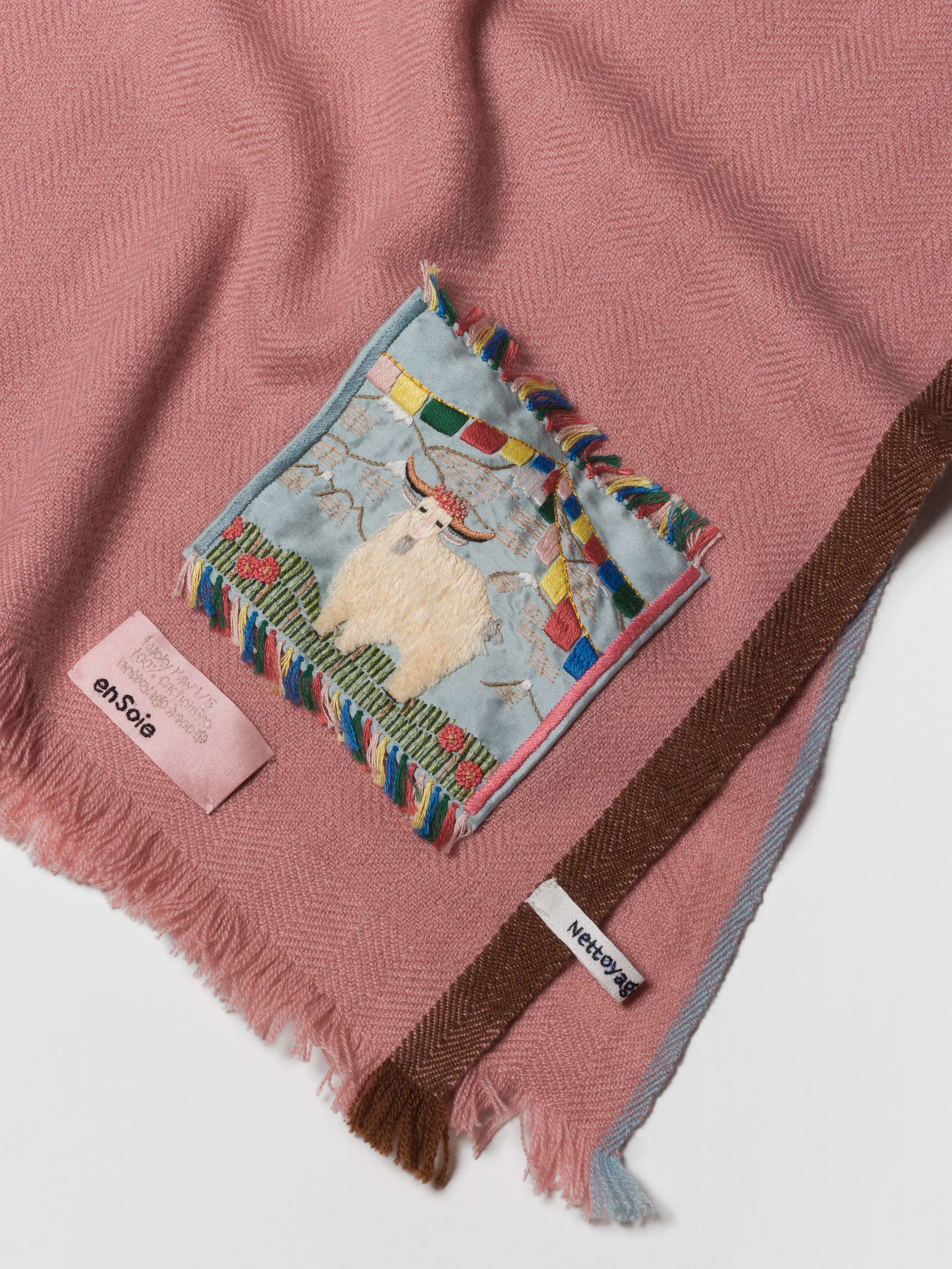 Picture of a detail of a pink cashmere stole