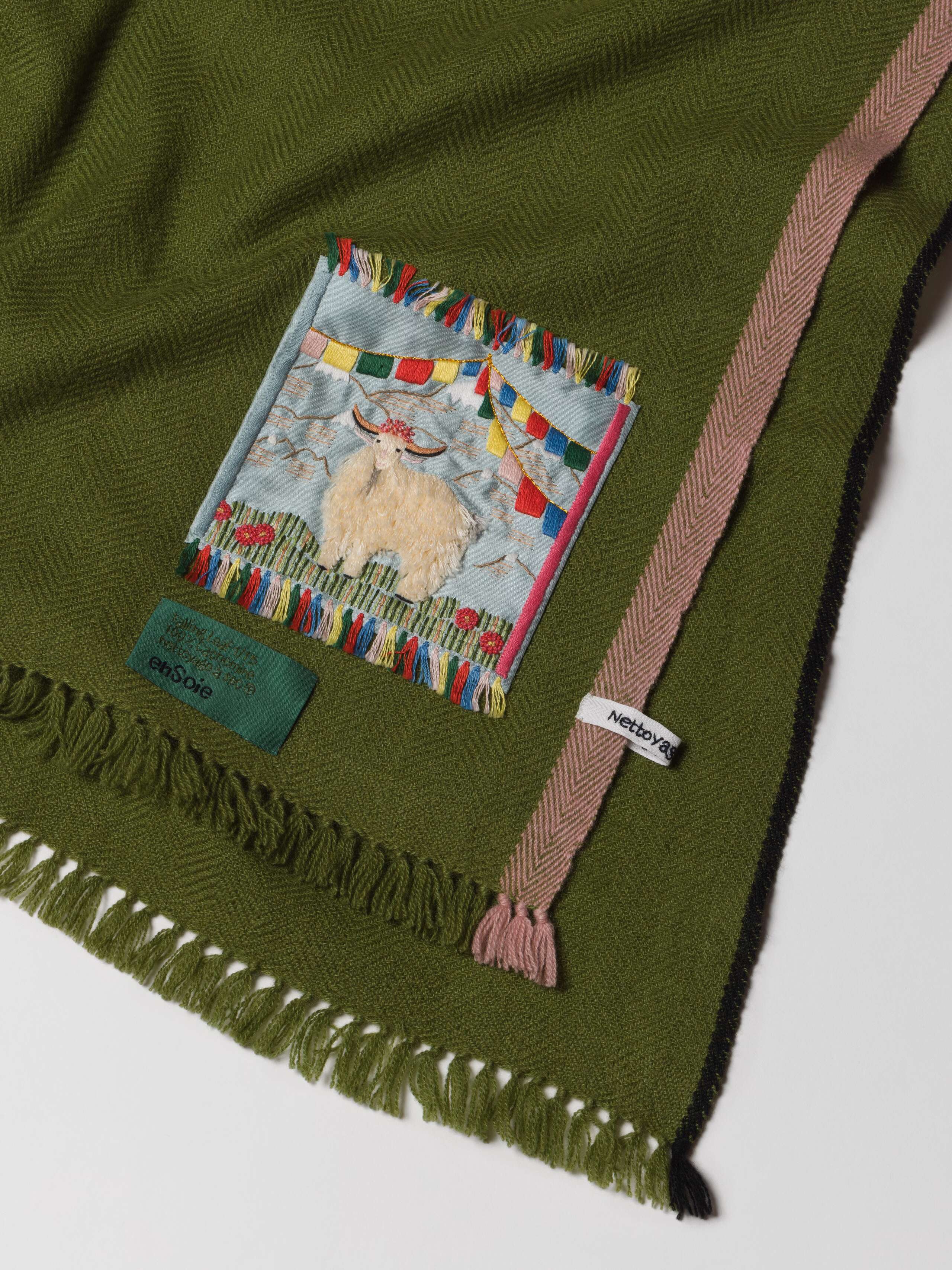 Picture of a detail of a green cashmere stole
