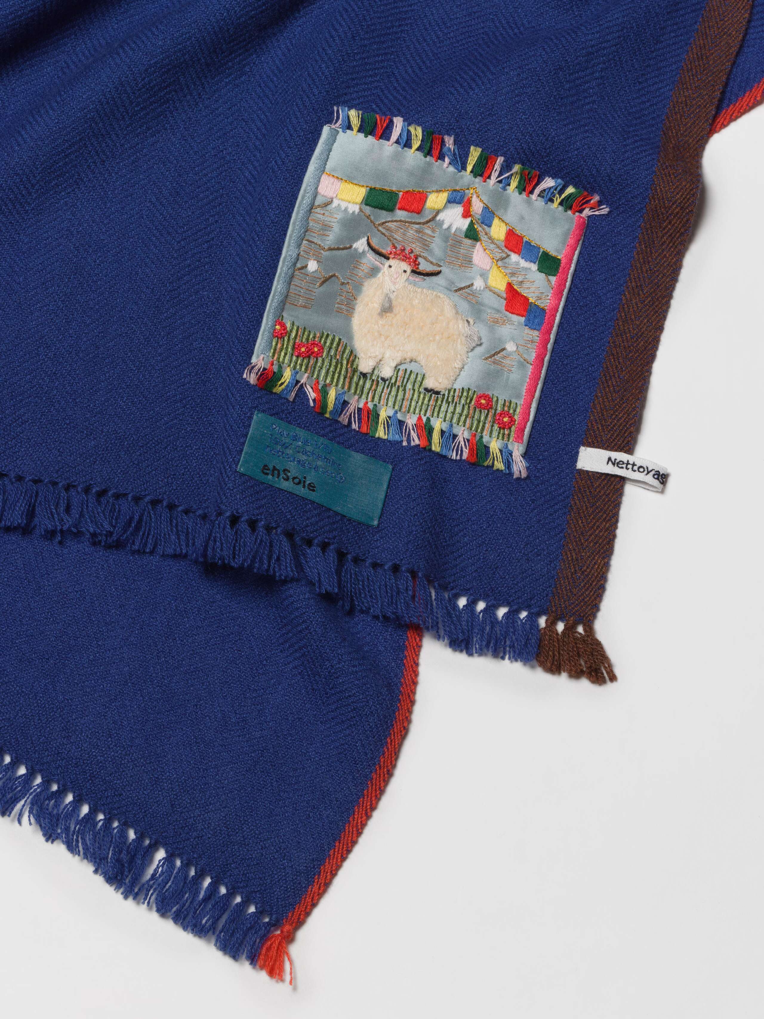 Picture of a detail of a blue cashmere stole