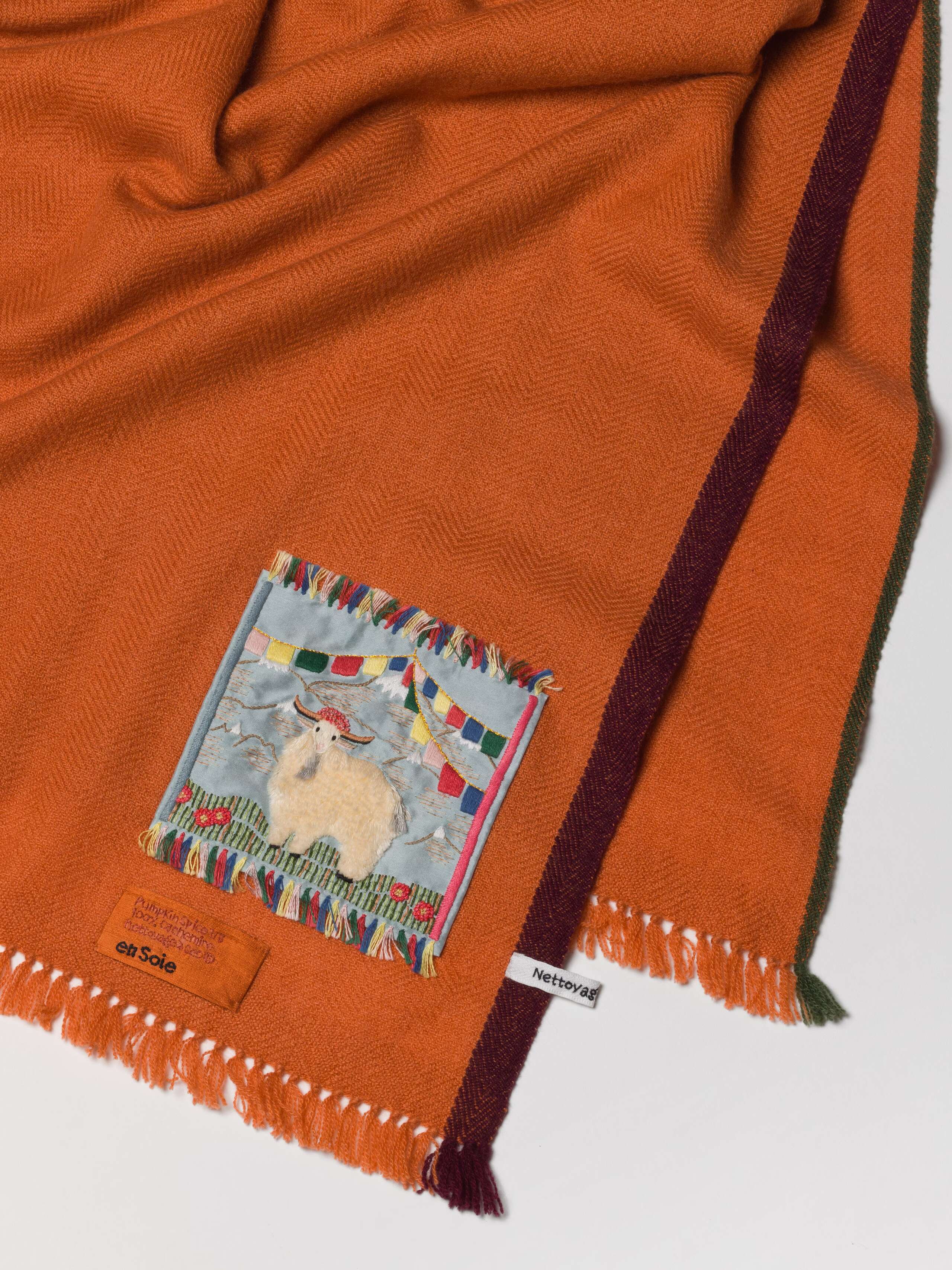 Picture of a detail of an orange cashmere stole