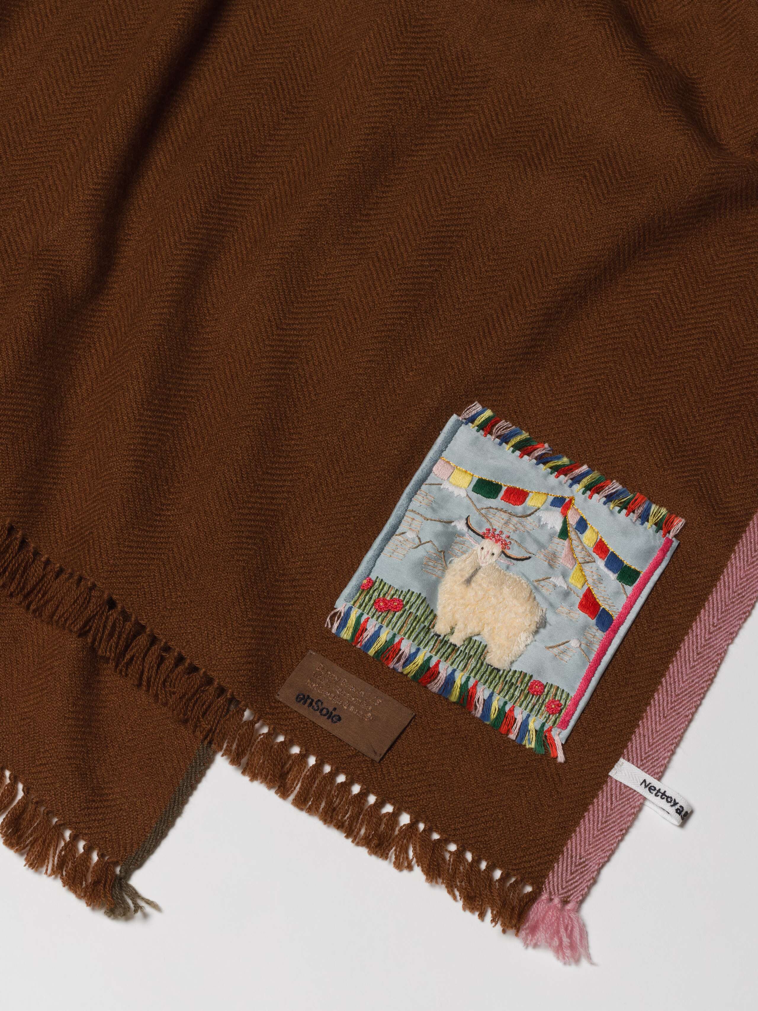 Picture of a detail of a brown cashmere stole