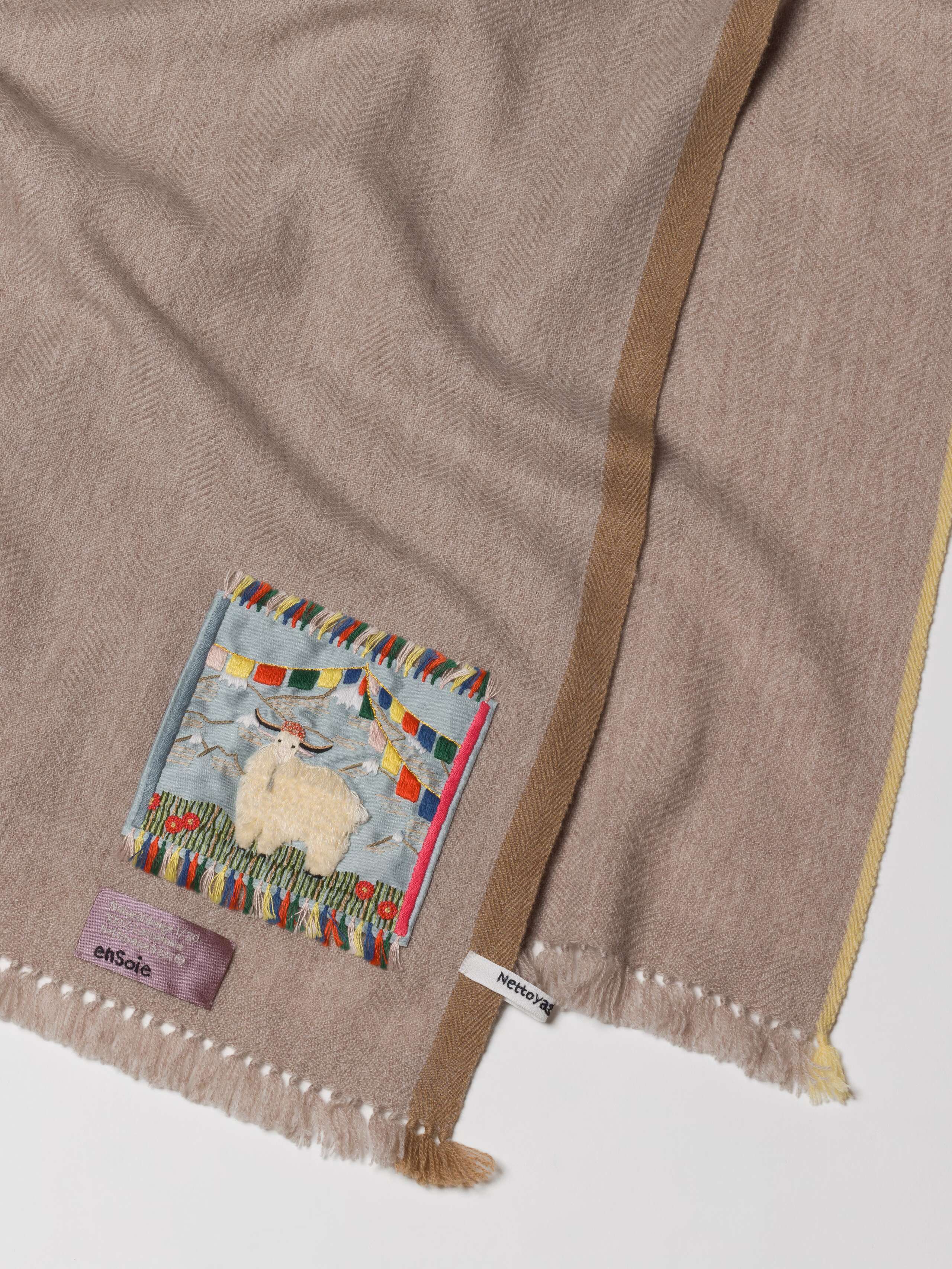 Picture of a detail of a beige cashmere stole