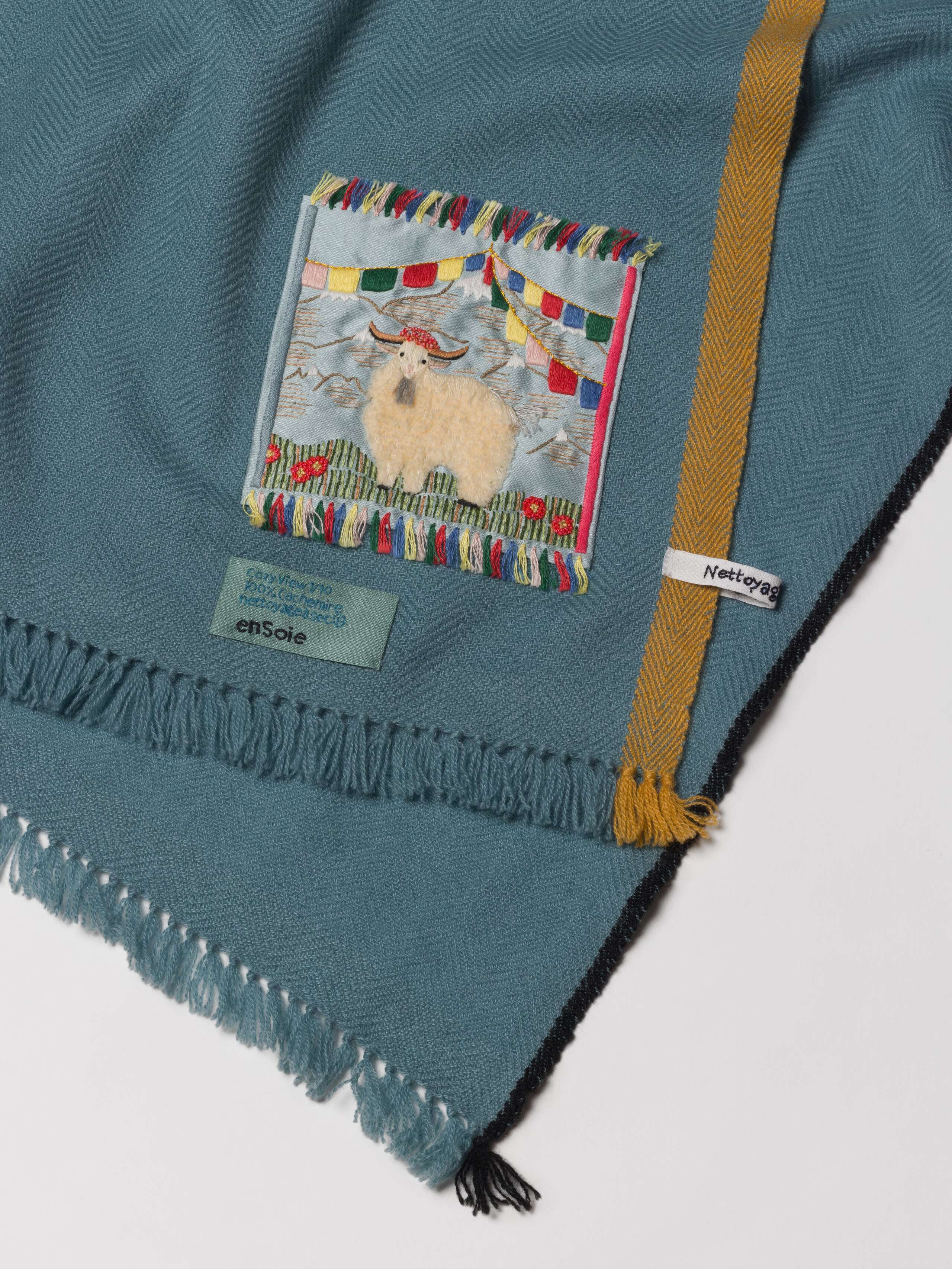 Picture of a detail of a blue cashmere stole