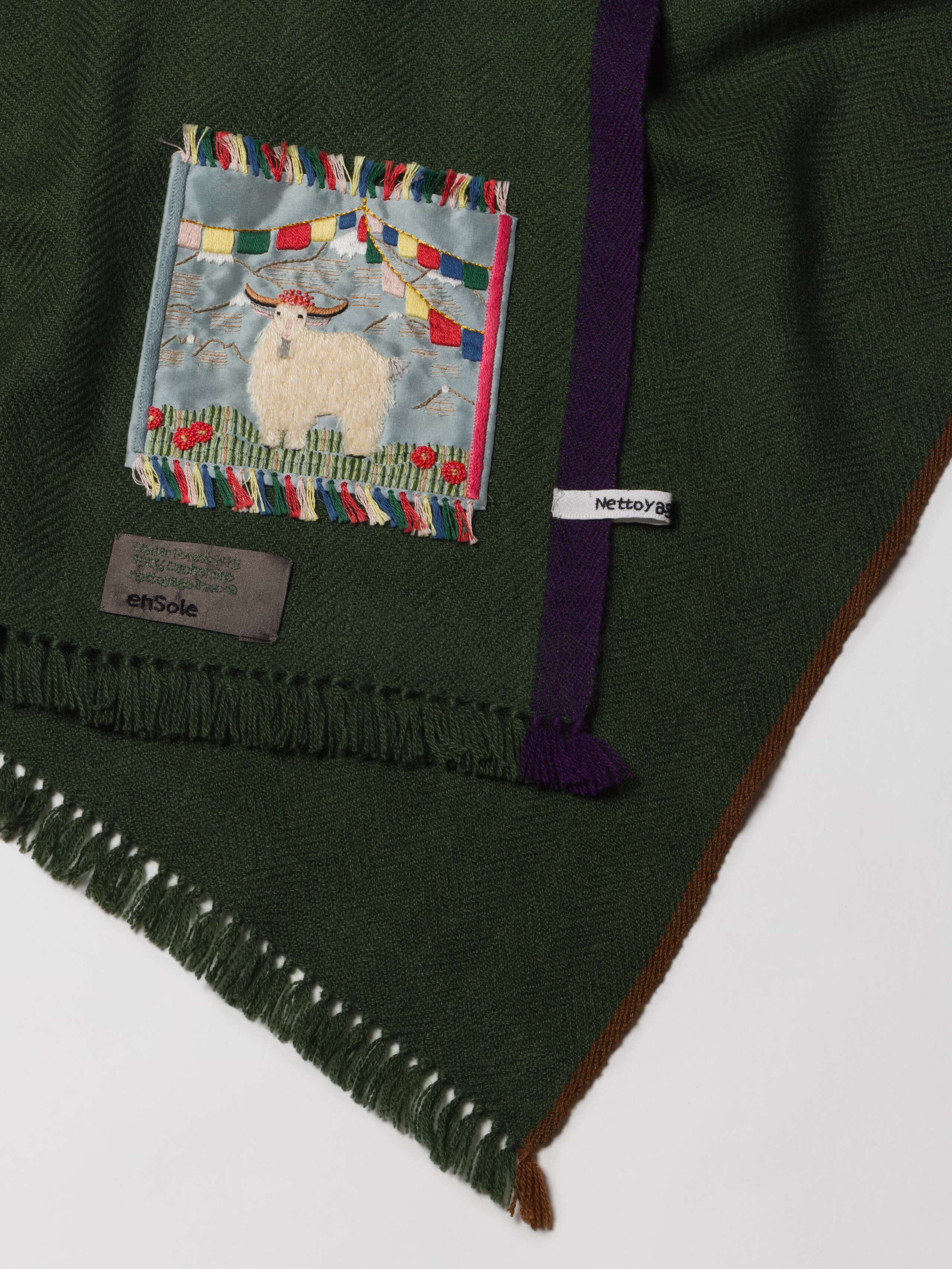 Picture of a detail of a dark green cashmere scarf