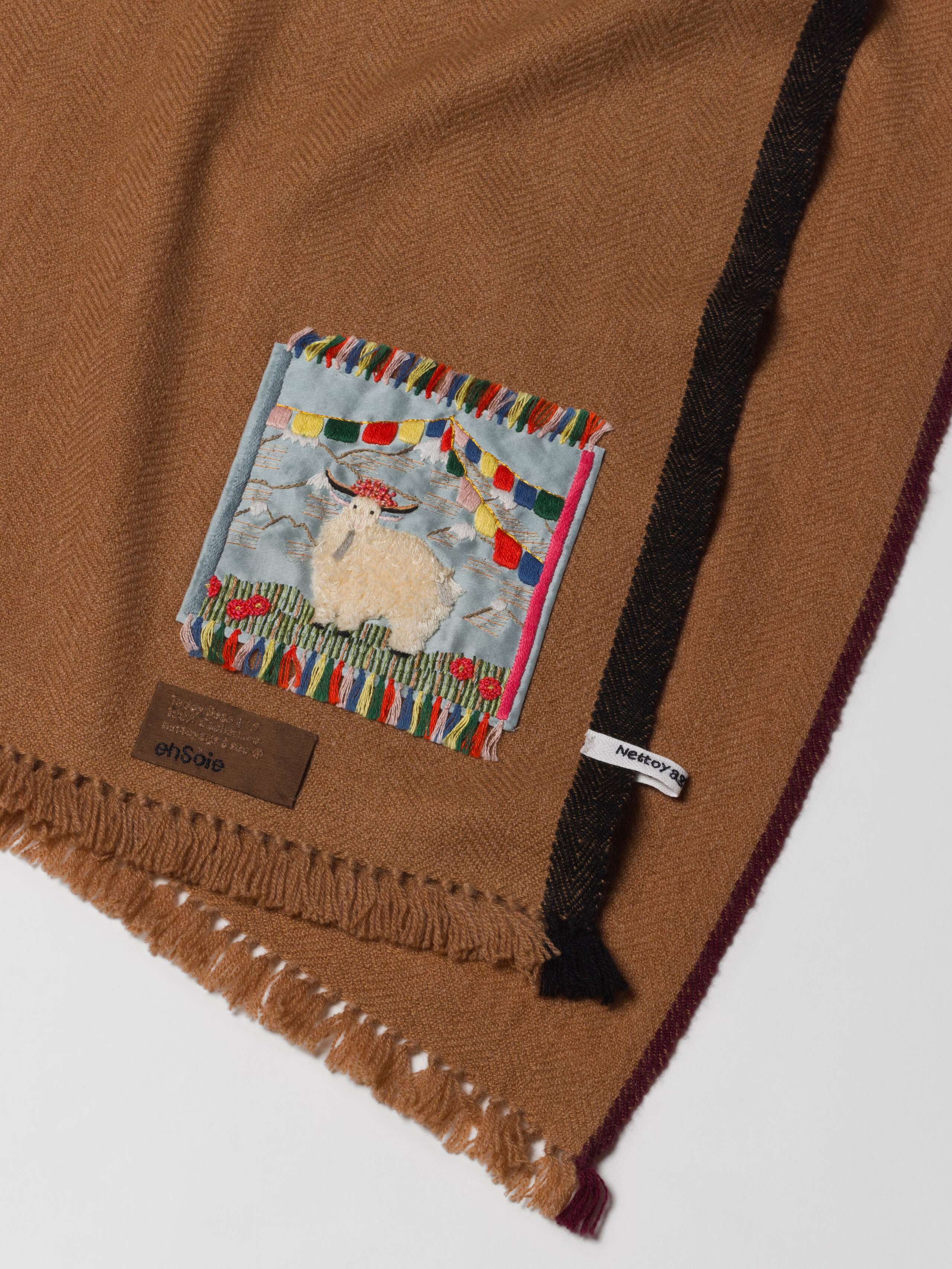 Picture of a detail of a brown cashmere stole