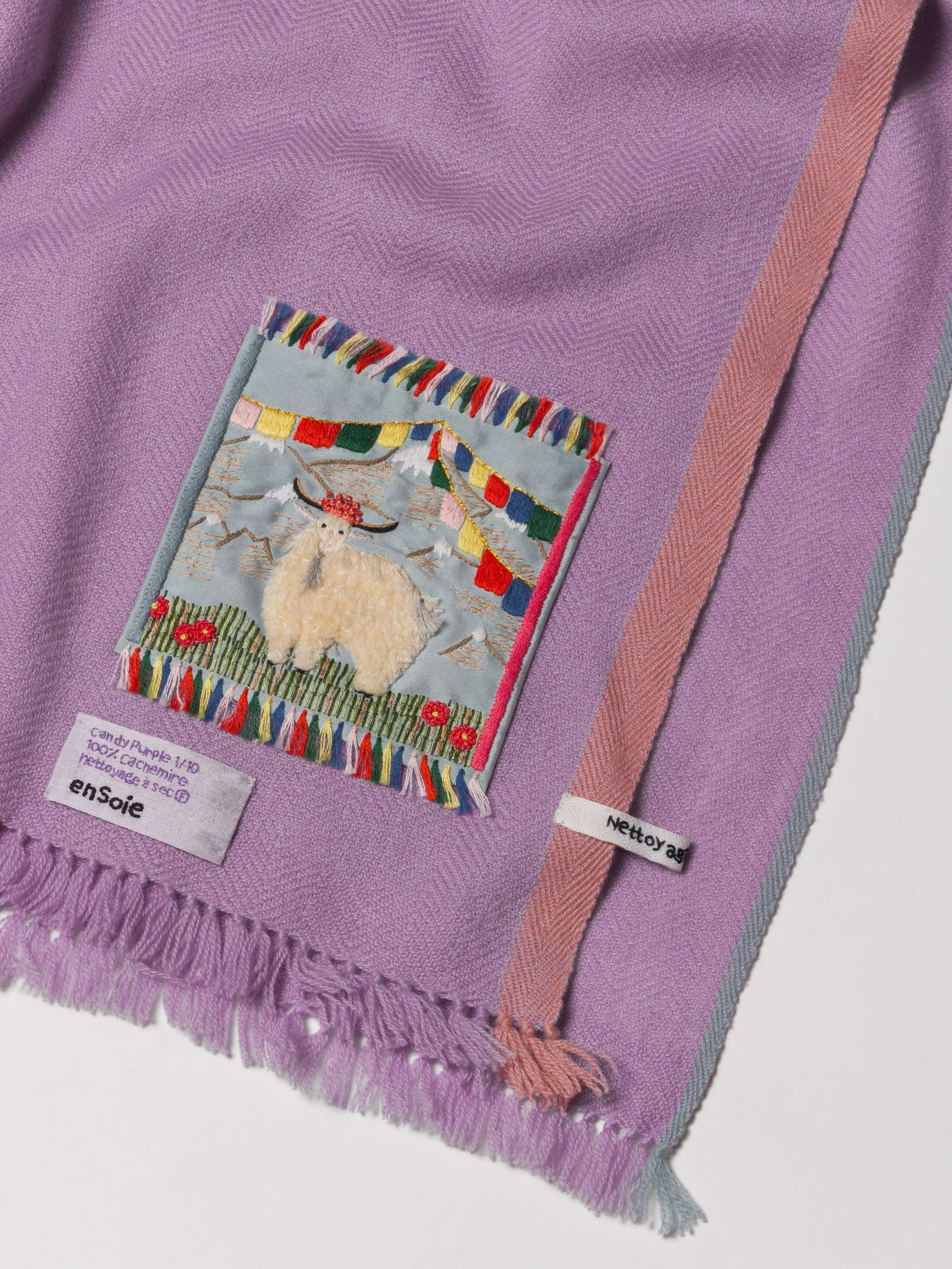 Picture of a detail of a purple cashmere stole