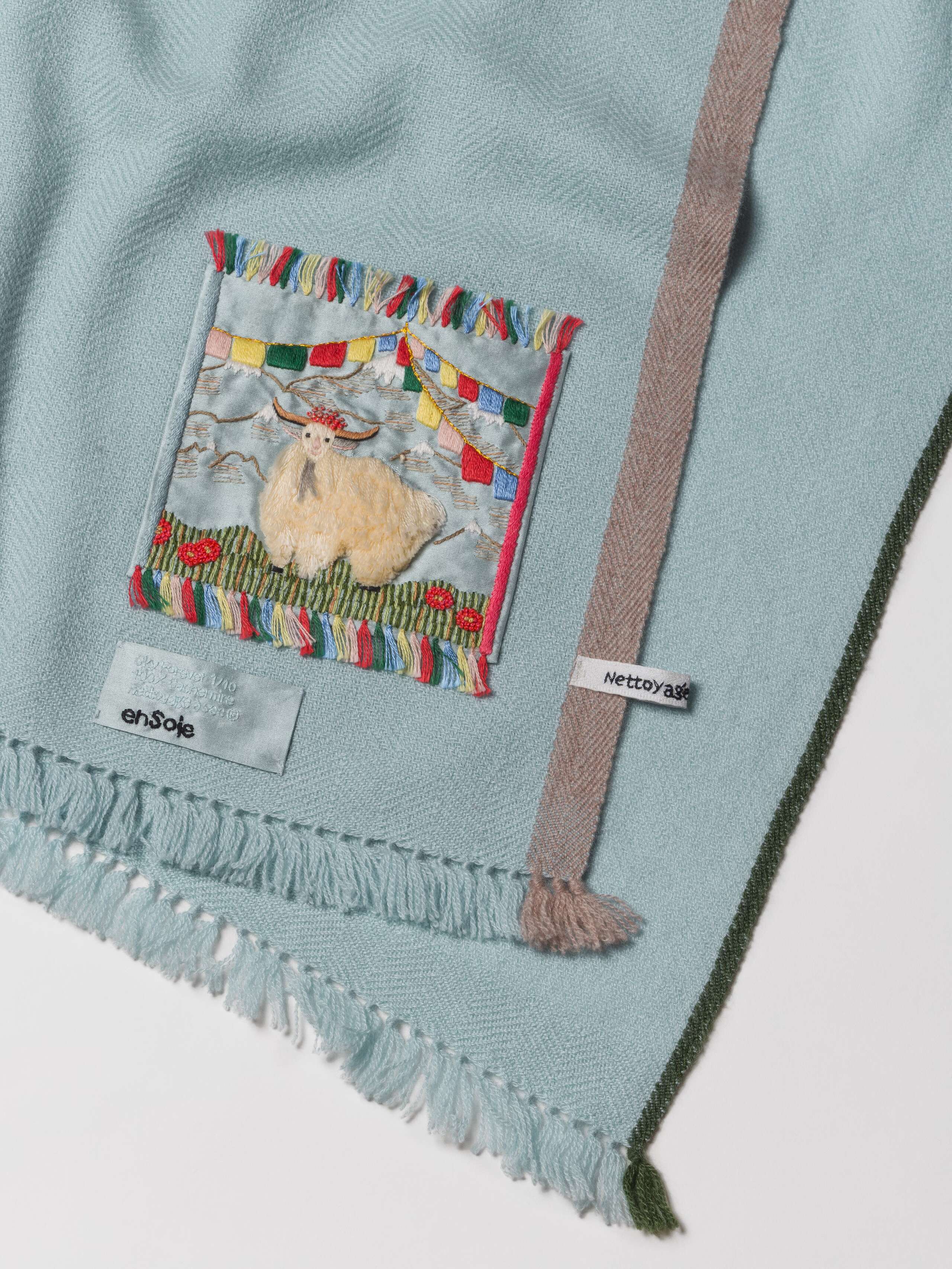 Picture of a detail of a cashmere stole