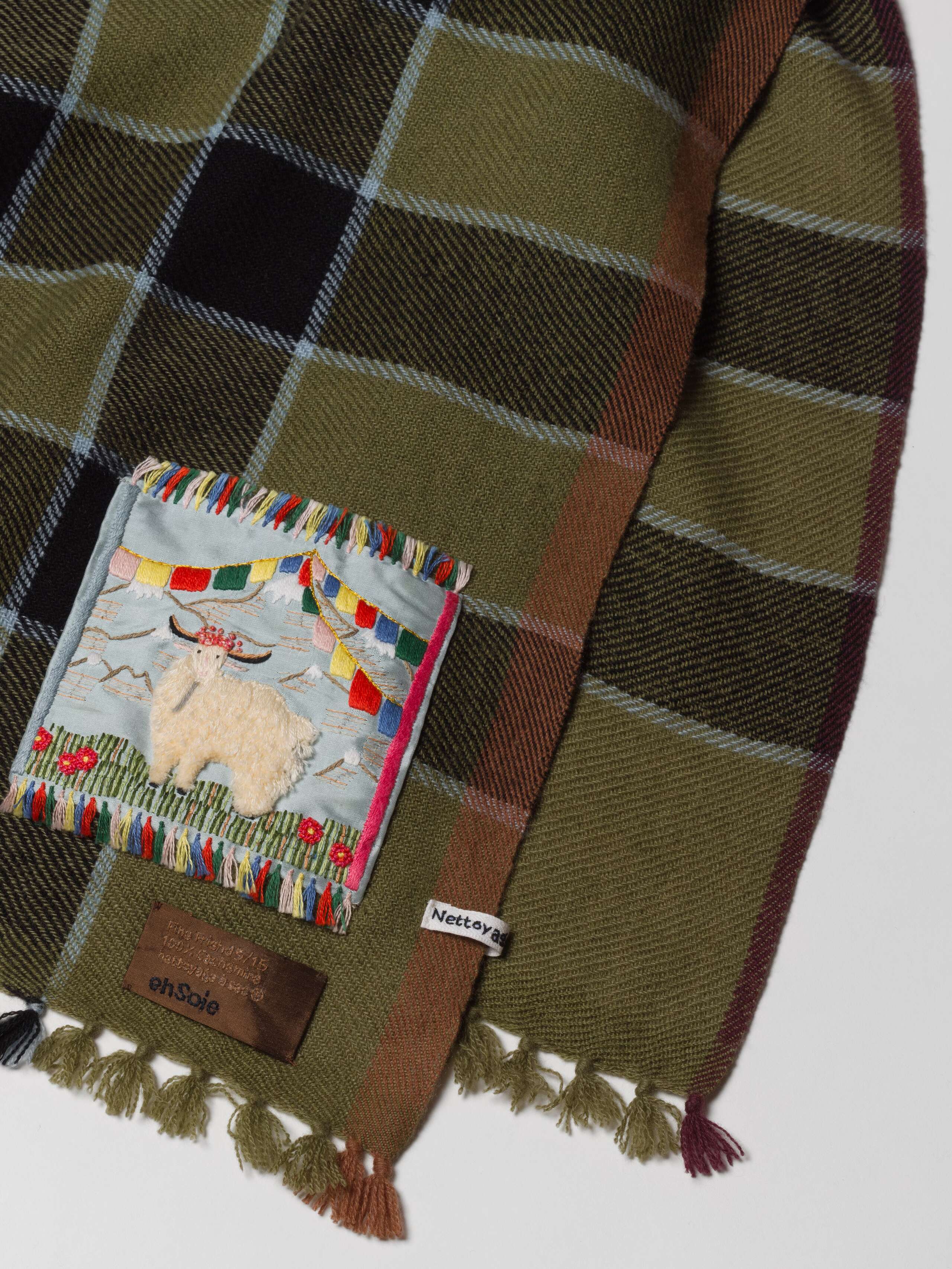 Picture of a detail of a checkered cashmere stole