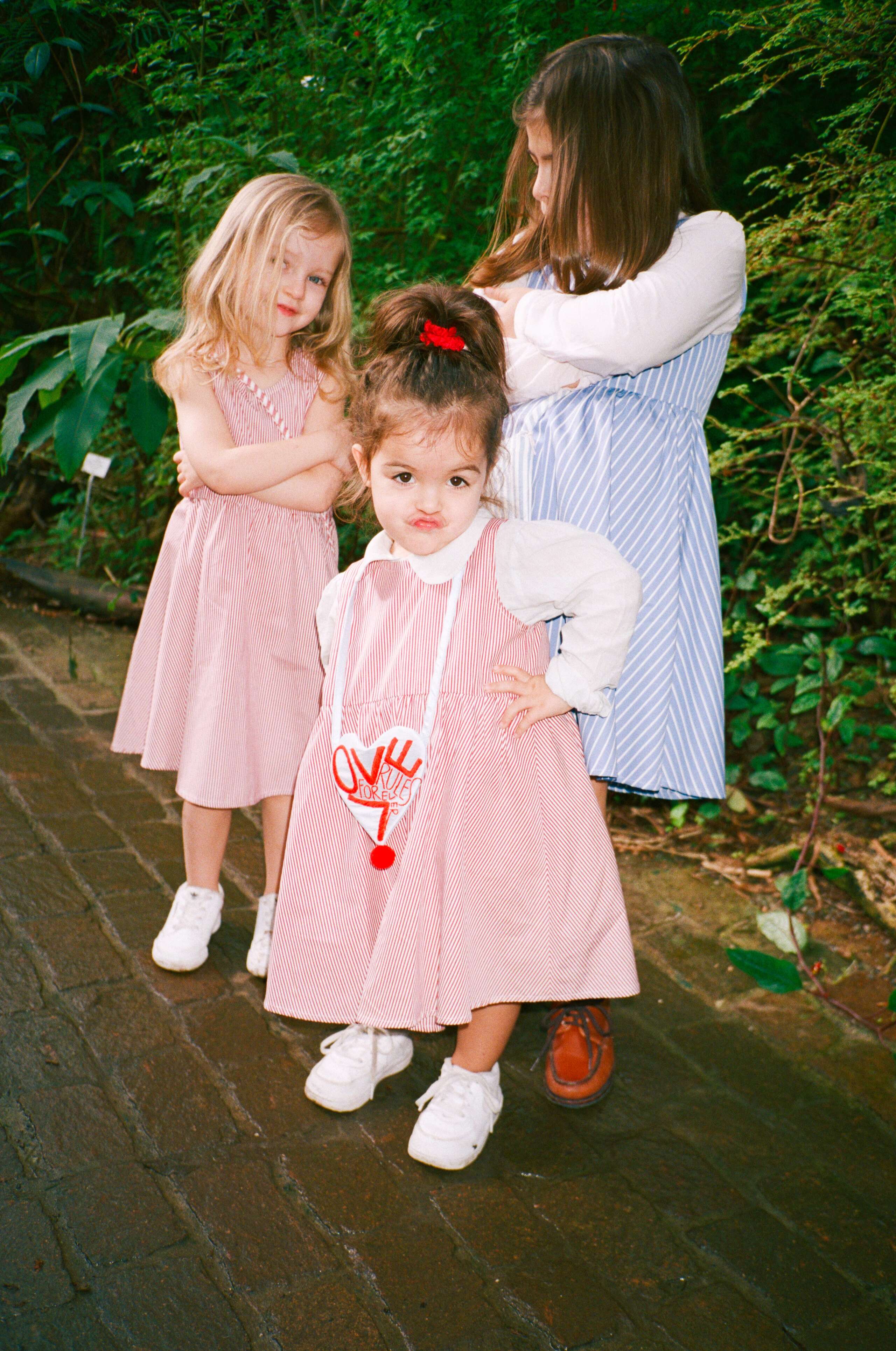 Marilou, Clara, Carlotta enSoie by Rafael Palacio Illingworth