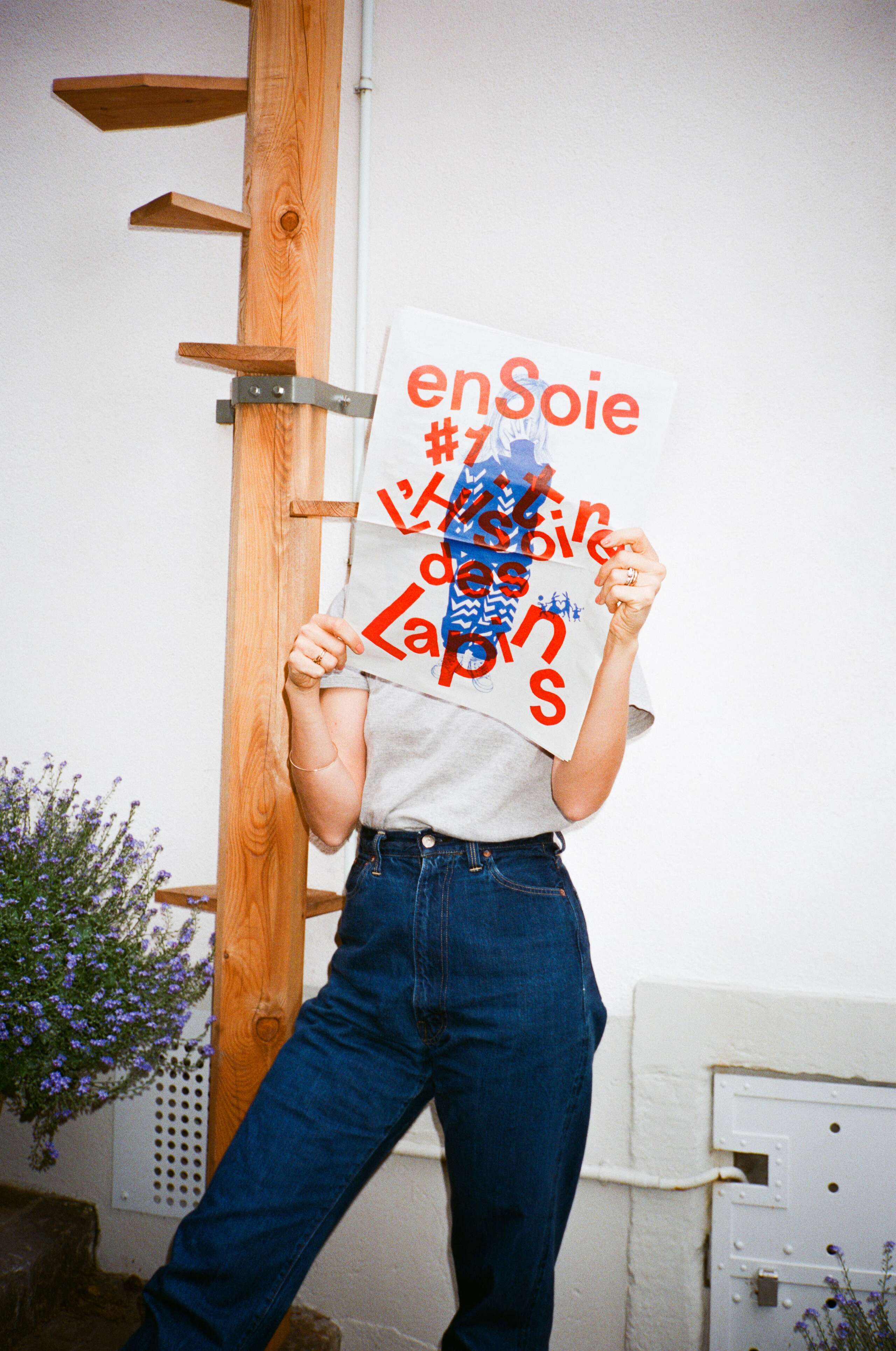 Eleonore reading the enSoie newspaper